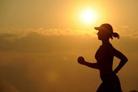 Μπορείτε να τρέξετε όχι μόνο το πρωί αλλά και το βράδυ για να χάσετε βάρος. 