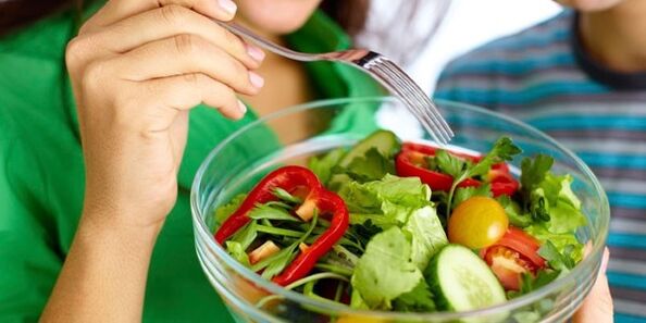 Φάτε μια σαλάτα λαχανικών σε μια δίαιτα χαμηλή σε υδατάνθρακες για να μειώσετε την πείνα