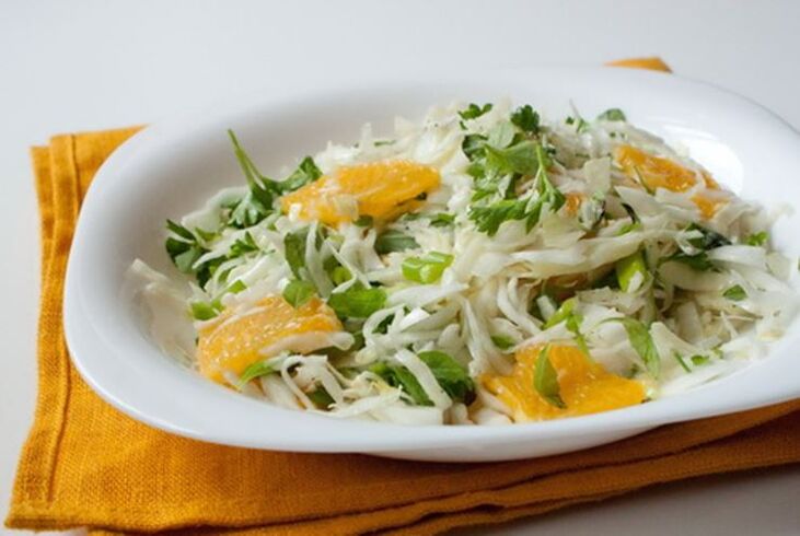 Σαλάτα με κινέζικο λάχανο, πορτοκάλι και μήλο - ένα πιάτο βιταμινών για μια δίαιτα χαμηλών υδατανθράκων